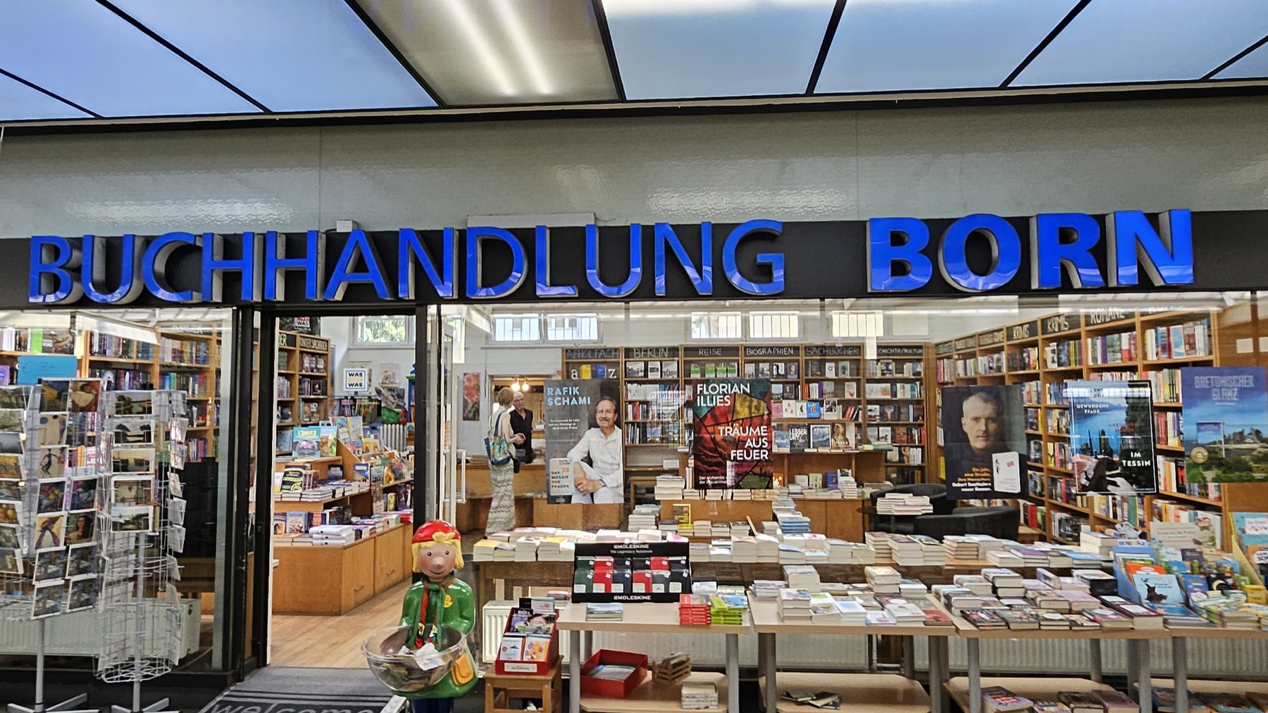 Front der Buchhandlung Born mit vollständig sichtbarem Schriftzug