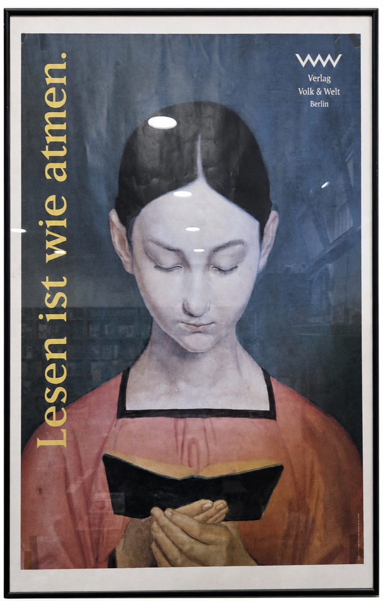 Gerahmtes Plakat mit einer lesenden Frau und dem Schriftzug Lesen ist wie atmen